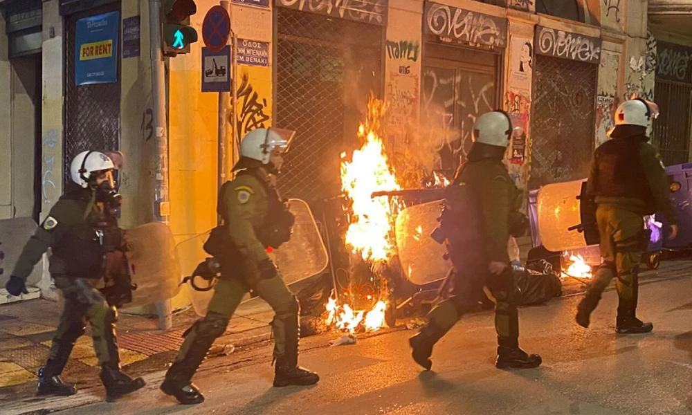 Επεισόδια σε Αθήνα και Θεσσαλονίκη για την επέτειο του Γρηγορόπουλου - Μολότοφ, φωτιές και προσαγωγές (βίντεο)